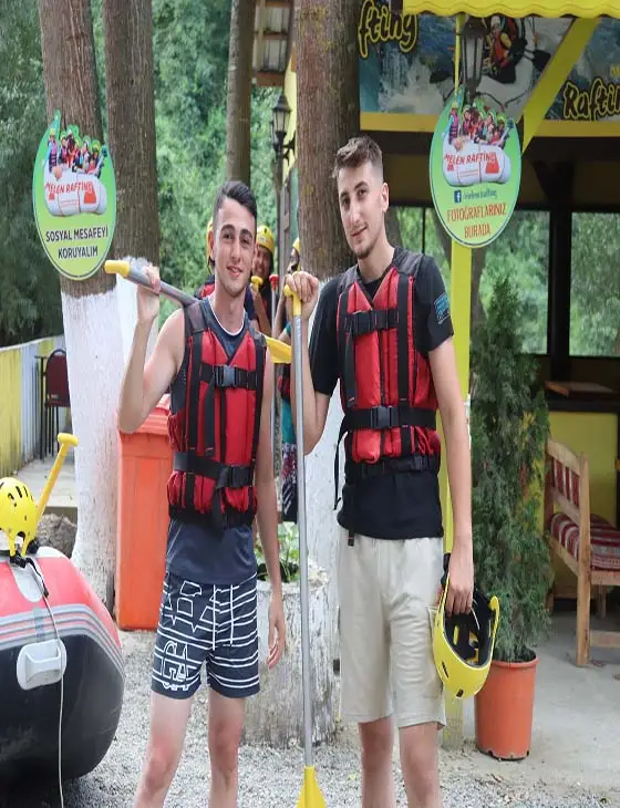 Rafting yapan genç adam