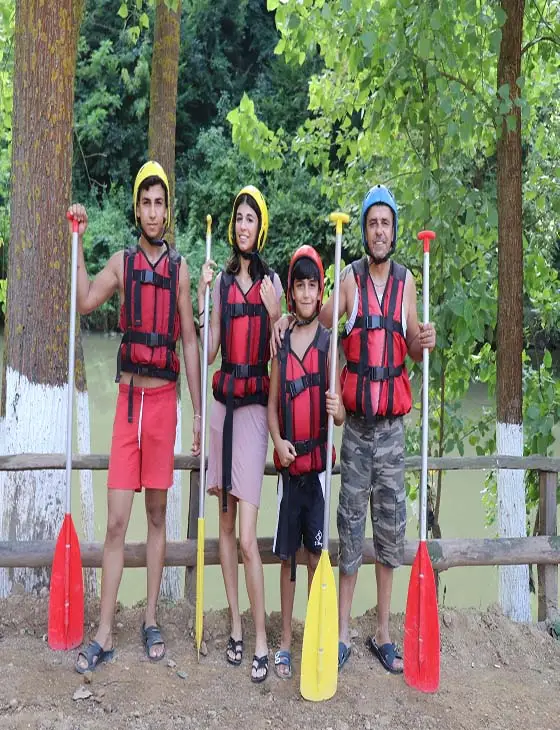 Rafting yapan genç adam