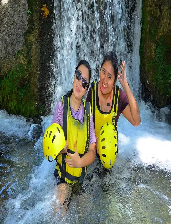 Rafting yapan genç bayan